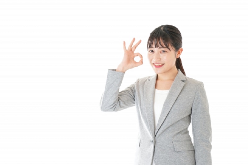 OKサインをするビジネスウーマン