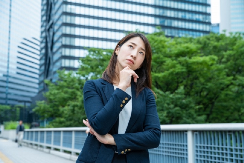悩んでいる様子のビジネスウーマン