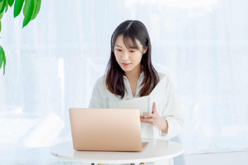 ノートパソコンで仕事をする女性